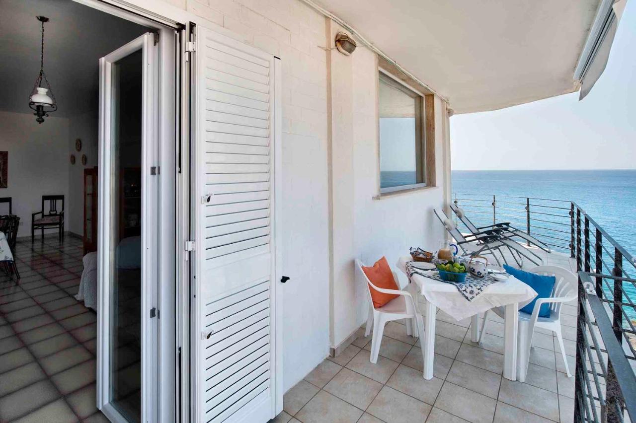 Apartment Overlooking The Sea With A View Of Old Gallipoli And The Whole Bay Exterior foto